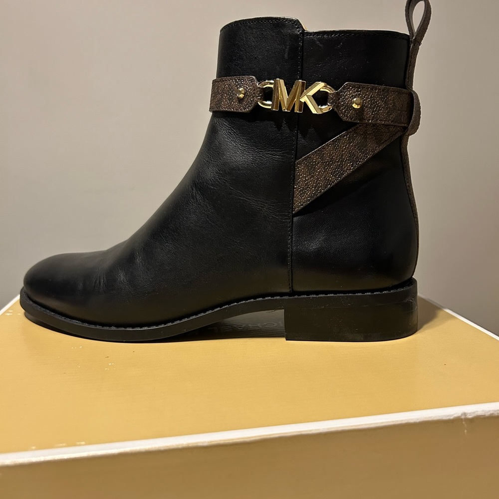 MICHAEL KORS Ankle Bootie Black Leather Combat Boot Womens Size 8